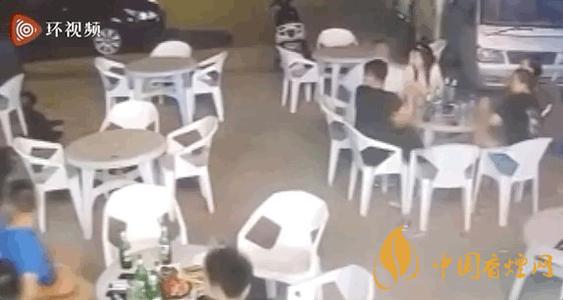 警方通報小車沖過夜市撞飛數(shù)人 這一幕太驚險了！