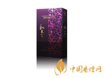 2020白沙和天下價(jià)格表和圖片 2020和天下香煙是白沙牌香煙中的一種，說(shuō)起和天下香煙，相信大家都認(rèn)識(shí)，和天下是高端香煙品牌,隸屬于湖南中煙工業(yè)有限責(zé)任公司，那么，2020年白沙和天下多少錢(qián)一包呢?趕緊來(lái)看看吧!  和天下香煙  和天下香煙時(shí)尚大氣的包裝　簡(jiǎn)潔流暢的線(xiàn)條　以紫色為主色調(diào)的搭配　無(wú)一不顯示出和天下的不凡紫色在中國(guó)傳統(tǒng)里是尊貴的顏色，如北京故宮又稱(chēng)為“紫禁城”亦有所謂“紫氣東來(lái)” 口感上此款雅香綿滑，香氣醇和，余味純凈，實(shí)屬難得一見(jiàn)的神品啊!  系列產(chǎn)品  和天下(尊尚中支)  類(lèi)型： 烤煙型  煙氣煙堿量： 0.0 mg  煙長(zhǎng)： 84 mm  過(guò)濾嘴長(zhǎng)： 25 mm  包裝形式： 條盒硬盒  單盒支數(shù)： 20  銷(xiāo)售形式： 國(guó)產(chǎn)內(nèi)銷(xiāo)  生產(chǎn)狀態(tài)： 待上市  備注： 白沙和天下尊尚中支  和天下(尊尚5000)  類(lèi)型： 烤煙型  煙氣煙堿量： 0.0 mg  煙長(zhǎng)： 88 mm  過(guò)濾嘴長(zhǎng)： 25 mm  包裝形式： 條盒硬盒  單盒支數(shù)： 20  銷(xiāo)售形式： 國(guó)產(chǎn)內(nèi)銷(xiāo)  生產(chǎn)狀態(tài)： 已上市  備注： 白沙和天下尊尚5000  白沙(硬和天下雙中支)  單盒參考價(jià)： 90 元  條盒參考價(jià)： 900 元  條盒批發(fā)價(jià)： 763.2 元  小盒條形碼： 6901028204798  條包條形碼： 6901028204804  白沙(和天下天下韶山)  單盒參考價(jià)： 100 元  條盒參考價(jià)： 1000 元  小盒條形碼： 6901028196925  條包條形碼： 6901028196932  白沙(軟和天下檀香)  單盒參考價(jià)： 100 元  條盒參考價(jià)： 1000 元  條盒批發(fā)價(jià)： 763.2 元  白沙(和天下細(xì)支)  單盒參考價(jià)： 100 元  條盒參考價(jià)： 1000 元  條盒批發(fā)價(jià)： 720.8 元  小盒條形碼： 6901028196048  條包條形碼： 6901028196055  白沙(軟和天下)  單盒參考價(jià)： 100 元  條盒參考價(jià)： 1000 元  條盒批發(fā)價(jià)： 720.8 元  小盒條形碼： 6901028196017  條包條形碼： 6901028196024  白沙(和天下)  單盒參考價(jià)： 100 元  條盒參考價(jià)： 1000 元  條盒批發(fā)價(jià)： 848 元  小盒條形碼： 6901028196925  條包條形碼： 6901028196932  通過(guò)以上的信息可以了解到2020年白沙和天下的價(jià)格，以上就是香煙網(wǎng)為您提供的關(guān)于2020白沙和天下價(jià)格表和圖片，白沙和天下多少錢(qián)一包?的信息，想要了解更多的信息請(qǐng)來(lái)關(guān)注香煙網(wǎng)吧!白沙和天下多少錢(qián)一包？