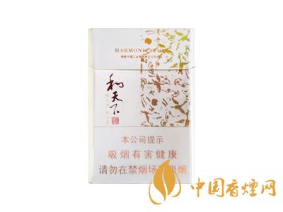 2020白沙和天下價(jià)格表和圖片 2020和天下香煙是白沙牌香煙中的一種，說(shuō)起和天下香煙，相信大家都認(rèn)識(shí)，和天下是高端香煙品牌,隸屬于湖南中煙工業(yè)有限責(zé)任公司，那么，2020年白沙和天下多少錢(qián)一包呢?趕緊來(lái)看看吧!  和天下香煙  和天下香煙時(shí)尚大氣的包裝　簡(jiǎn)潔流暢的線(xiàn)條　以紫色為主色調(diào)的搭配　無(wú)一不顯示出和天下的不凡紫色在中國(guó)傳統(tǒng)里是尊貴的顏色，如北京故宮又稱(chēng)為“紫禁城”亦有所謂“紫氣東來(lái)” 口感上此款雅香綿滑，香氣醇和，余味純凈，實(shí)屬難得一見(jiàn)的神品啊!  系列產(chǎn)品  和天下(尊尚中支)  類(lèi)型： 烤煙型  煙氣煙堿量： 0.0 mg  煙長(zhǎng)： 84 mm  過(guò)濾嘴長(zhǎng)： 25 mm  包裝形式： 條盒硬盒  單盒支數(shù)： 20  銷(xiāo)售形式： 國(guó)產(chǎn)內(nèi)銷(xiāo)  生產(chǎn)狀態(tài)： 待上市  備注： 白沙和天下尊尚中支  和天下(尊尚5000)  類(lèi)型： 烤煙型  煙氣煙堿量： 0.0 mg  煙長(zhǎng)： 88 mm  過(guò)濾嘴長(zhǎng)： 25 mm  包裝形式： 條盒硬盒  單盒支數(shù)： 20  銷(xiāo)售形式： 國(guó)產(chǎn)內(nèi)銷(xiāo)  生產(chǎn)狀態(tài)： 已上市  備注： 白沙和天下尊尚5000  白沙(硬和天下雙中支)  單盒參考價(jià)： 90 元  條盒參考價(jià)： 900 元  條盒批發(fā)價(jià)： 763.2 元  小盒條形碼： 6901028204798  條包條形碼： 6901028204804  白沙(和天下天下韶山)  單盒參考價(jià)： 100 元  條盒參考價(jià)： 1000 元  小盒條形碼： 6901028196925  條包條形碼： 6901028196932  白沙(軟和天下檀香)  單盒參考價(jià)： 100 元  條盒參考價(jià)： 1000 元  條盒批發(fā)價(jià)： 763.2 元  白沙(和天下細(xì)支)  單盒參考價(jià)： 100 元  條盒參考價(jià)： 1000 元  條盒批發(fā)價(jià)： 720.8 元  小盒條形碼： 6901028196048  條包條形碼： 6901028196055  白沙(軟和天下)  單盒參考價(jià)： 100 元  條盒參考價(jià)： 1000 元  條盒批發(fā)價(jià)： 720.8 元  小盒條形碼： 6901028196017  條包條形碼： 6901028196024  白沙(和天下)  單盒參考價(jià)： 100 元  條盒參考價(jià)： 1000 元  條盒批發(fā)價(jià)： 848 元  小盒條形碼： 6901028196925  條包條形碼： 6901028196932  通過(guò)以上的信息可以了解到2020年白沙和天下的價(jià)格，以上就是香煙網(wǎng)為您提供的關(guān)于2020白沙和天下價(jià)格表和圖片，白沙和天下多少錢(qián)一包?的信息，想要了解更多的信息請(qǐng)來(lái)關(guān)注香煙網(wǎng)吧!白沙和天下多少錢(qián)一包？
