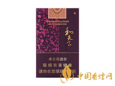 2020白沙和天下價(jià)格表和圖片 2020和天下香煙是白沙牌香煙中的一種，說(shuō)起和天下香煙，相信大家都認(rèn)識(shí)，和天下是高端香煙品牌,隸屬于湖南中煙工業(yè)有限責(zé)任公司，那么，2020年白沙和天下多少錢(qián)一包呢?趕緊來(lái)看看吧!  和天下香煙  和天下香煙時(shí)尚大氣的包裝　簡(jiǎn)潔流暢的線(xiàn)條　以紫色為主色調(diào)的搭配　無(wú)一不顯示出和天下的不凡紫色在中國(guó)傳統(tǒng)里是尊貴的顏色，如北京故宮又稱(chēng)為“紫禁城”亦有所謂“紫氣東來(lái)” 口感上此款雅香綿滑，香氣醇和，余味純凈，實(shí)屬難得一見(jiàn)的神品啊!  系列產(chǎn)品  和天下(尊尚中支)  類(lèi)型： 烤煙型  煙氣煙堿量： 0.0 mg  煙長(zhǎng)： 84 mm  過(guò)濾嘴長(zhǎng)： 25 mm  包裝形式： 條盒硬盒  單盒支數(shù)： 20  銷(xiāo)售形式： 國(guó)產(chǎn)內(nèi)銷(xiāo)  生產(chǎn)狀態(tài)： 待上市  備注： 白沙和天下尊尚中支  和天下(尊尚5000)  類(lèi)型： 烤煙型  煙氣煙堿量： 0.0 mg  煙長(zhǎng)： 88 mm  過(guò)濾嘴長(zhǎng)： 25 mm  包裝形式： 條盒硬盒  單盒支數(shù)： 20  銷(xiāo)售形式： 國(guó)產(chǎn)內(nèi)銷(xiāo)  生產(chǎn)狀態(tài)： 已上市  備注： 白沙和天下尊尚5000  白沙(硬和天下雙中支)  單盒參考價(jià)： 90 元  條盒參考價(jià)： 900 元  條盒批發(fā)價(jià)： 763.2 元  小盒條形碼： 6901028204798  條包條形碼： 6901028204804  白沙(和天下天下韶山)  單盒參考價(jià)： 100 元  條盒參考價(jià)： 1000 元  小盒條形碼： 6901028196925  條包條形碼： 6901028196932  白沙(軟和天下檀香)  單盒參考價(jià)： 100 元  條盒參考價(jià)： 1000 元  條盒批發(fā)價(jià)： 763.2 元  白沙(和天下細(xì)支)  單盒參考價(jià)： 100 元  條盒參考價(jià)： 1000 元  條盒批發(fā)價(jià)： 720.8 元  小盒條形碼： 6901028196048  條包條形碼： 6901028196055  白沙(軟和天下)  單盒參考價(jià)： 100 元  條盒參考價(jià)： 1000 元  條盒批發(fā)價(jià)： 720.8 元  小盒條形碼： 6901028196017  條包條形碼： 6901028196024  白沙(和天下)  單盒參考價(jià)： 100 元  條盒參考價(jià)： 1000 元  條盒批發(fā)價(jià)： 848 元  小盒條形碼： 6901028196925  條包條形碼： 6901028196932  通過(guò)以上的信息可以了解到2020年白沙和天下的價(jià)格，以上就是香煙網(wǎng)為您提供的關(guān)于2020白沙和天下價(jià)格表和圖片，白沙和天下多少錢(qián)一包?的信息，想要了解更多的信息請(qǐng)來(lái)關(guān)注香煙網(wǎng)吧!白沙和天下多少錢(qián)一包？